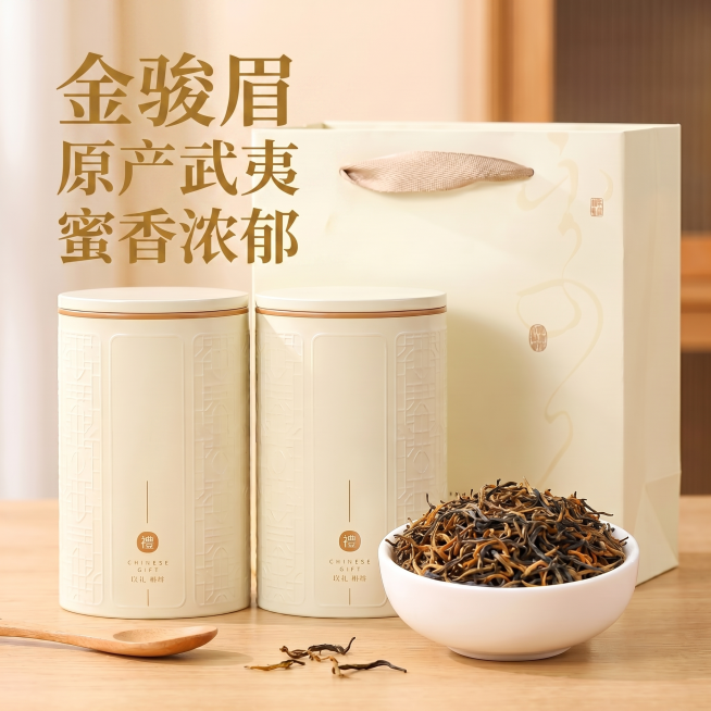 拼多多爆款电商主图，金骏眉茶叶，米白色罐子包装搭配盛满干茶的白碗，添加文字'金骏眉 原产武夷 蜜香浓郁'，暖色调简约风格，1:1正方形构图，突出商品，文字清晰预览效果
