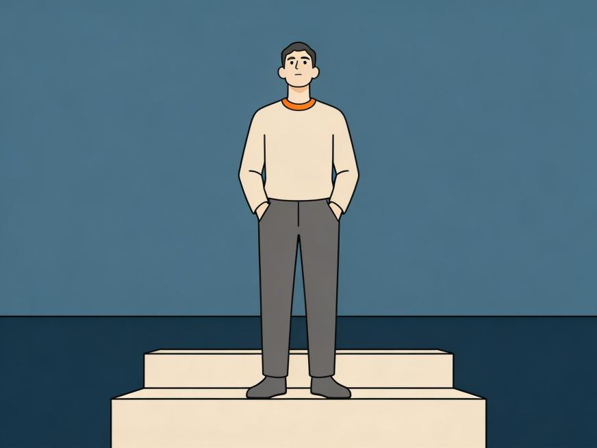 彩色扁平极简插画风格，单一人物全身构图，人物站立居中，微微仰视视角，人物姿态稳定挺直，双手自然插袋，神情冷静淡漠，眼神俯视前方带克制压迫感，面部表情极简无夸张情绪，黑色干净细线勾勒轮廓，线条简洁流畅，预览效果