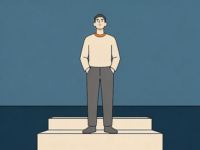 彩色扁平极简插画风格，单一人物全身构图，人物站立居中，微微仰视视角，人物姿态稳定挺直，双手自然插袋，神情冷静淡漠，眼神俯视前方带克制压迫感，面部表情极简无夸张情绪，黑色干净细线勾勒轮廓，线条简洁流畅，纯色平涂上色，无渐变无写实阴影，无纹理细节，人物脚下为简洁几何台阶象征位置高度，背景为大面积深蓝纯色块，上方空间留白，下方色块略深形成空间层次，整体构图干净有秩序，色彩对比清晰但不过度鲜艳（深蓝、米色、橙色小面积点缀），画面极简现代设计感强，无场景道具，无文字，无符号，氛围冷静、自信、站位高、掌控感强，心理博弈主题视觉表达，社交媒体封面风格