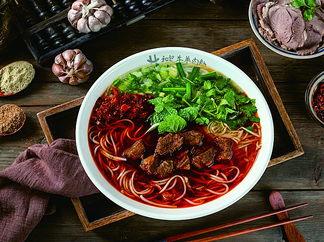 保持原有图片内容不变，将这张竖向图片改为横向，不改变图片里的食物、餐具、文字和配料等所有内容