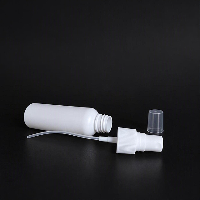 产品精修, 锁定原图背景与场景, 不去底不换背景, 保持原背景光影、透视、景深、色调和元素位置, 仅修复背景瑕疵, 专业商业棚拍光, 5500K标准中性白光, 轮廓光, 体积光, 曝光正确, 强烈真实立体感, 提亮黑色/深色区域的结构层次, 拉开明暗过渡, 恢复部件边界、接缝、转折面和厚度关系, 避免一片死黑但保持原图深色属性, 接地处保留干净浅淡的自然接触阴影, 严禁大片投影、脏灰阴影和悬浮感, 主体居中, 商品完整入画不裁切, 商品外轮廓视觉体量约画面60%-80%, 四边均匀留白约10%-20%, 严禁满幅铺满与贴边顶满, 极致超清画质, 细节清晰锐利, 商业级实拍质感, 保留原图真实材质与结构细节, 保留原图背景与场景, 只修复背景脏点、破损、杂色和不自然残留, 清除底纹、广告条、贴片、角标、文字残留、非商品自带Logo、水印、平台标识和杂色背景, 修复表面、边角、侧边、凹槽、缝隙和底部的黑影、灰脏、暗角、发黑暗块, 浅色区域干净明亮但保留自然体积阴影, 严格锁定原图商品颜色, 保留原图偏米白、奶油白、暖白、浅灰白的颜色倾向；严禁提白、漂白、冷白化、去色或融入白底, 锁定原图商品颜色, 颜色以输入图为唯一参考, 分段部件颜色边界按原图锁定, 浅色、白色、米白色区域保持原图真实色相, 严禁偏黄偏暖, 锁定原图商品轮廓、件数、部件位置、连接关系、标签文字和可见功能细节，只做精修不重绘结构, 瓶身、泵头、喷头、瓶盖、瓶肩、标签和外盒结构与原图一致, 瓶身文字与 Logo 零改写, 禁止改变瓶型、盖型、泵头方向或标签排版, 开合关系、镜面、色块分区、刷头、透明瓶身、液体颜色和小配件位置与原图一致, 禁止改色号、改文字、改变瓶身厚度或遗漏配件, 瓶身主体: 哑光/半哑光塑料质感, 柔和漫反射, 低高光, 透明瓶盖/透明罩: 透明塑胶/亚克力/PC质感, 折射边线清晰, 透明层次自然, 泵头/喷头: 哑光/半哑光塑料质感, 柔和漫反射, 低高光, 前侧视图, 标准透视校正, 正常透视焦段, 保持同类机位, 比例1:1