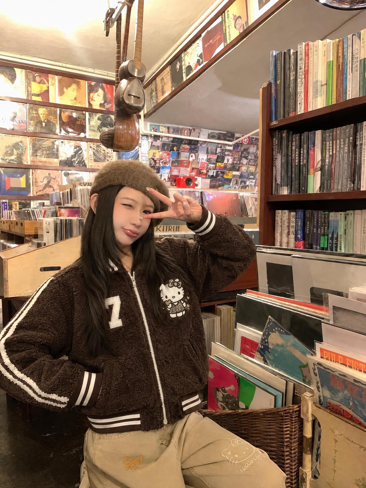 将图1中的棕色羊羔毛翻领棒球服外套穿到图5模特身上，衣服版型、… - 图片创意预览