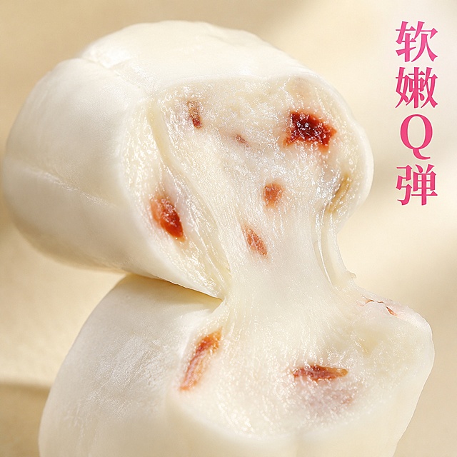 [主图-3] 芭乐茉莉花茶味奶糖质地细节特写图。
[氛围风格] 微距特写突出软嫩质感，食欲感拉满。
[画质] 超微距商业摄影，纹理清晰，质感真实。
[元素] 对剖的奶糖特写，展示奶糖柔软细腻质地，可见其中夹杂的芭乐果干颗粒，表面包裹柔软糖衣，拉丝效果自然。背景虚化，突出奶糖切面纹理。保持奶糖本身颜色和质地与原图一致，精细还原细节。
[光影] 侧光打光，突出奶糖肌理纹理，柔和阴影，质感软嫩可见。
[配色] 背景浅米色，突出奶糖本身的奶白色，干净简洁。
[视角构图] 微距特写，主体占比约75%，聚焦切面细节。
[文字版式] 右上角竖排文案"软嫩Q弹"深粉色字体，字号适中不遮挡主体。
[输出要求] 1:1 比例，文字清晰可辨，超高清商业摄影质感。
[负向提示词] 变形，文字错乱，产品图模糊，背景杂乱，水印，电商平台Logo