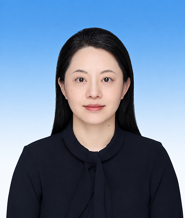 图生图换背景：将4.jpg中人物身后的纯白色背景替换为5.jpg所示的蓝白渐变背景，渐变自上而下由天蓝过渡到近白色，蓝白交接处大致落在人物肩膀位置，背景保持纯净、无杂物。严格保持人物主体完整，比例、姿态、面部表情、五官、发丝、服饰颜色和细节均不变，不得缺边、多抠、变形。人物边缘需干净利落，无白边、无黑边、无原背景残留，背景光影柔和均匀，与人物受光方向匹配，无光影冲突、无颜色污染。整体按标准证件照要求处理，人物居中、构图端正；在不改变人物原貌的前提下适当提升画面清晰度与画质。