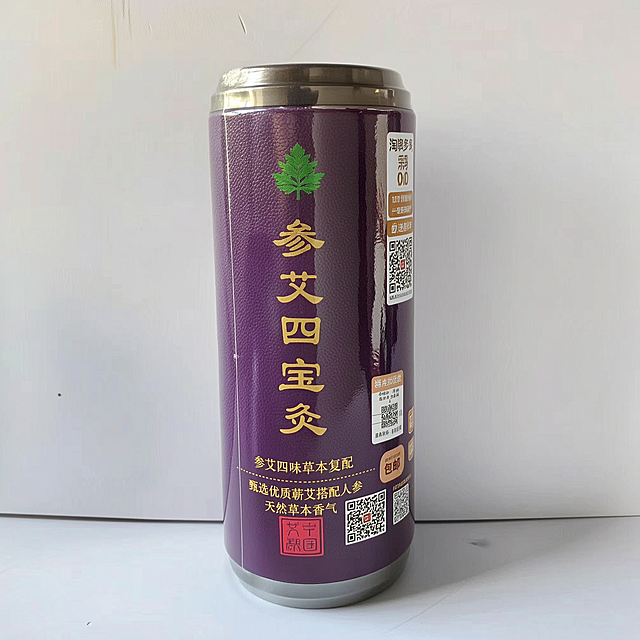 参艾四宝灸草本粗艾条产品主图，紫色荔枝纹皮质圆筒包装，展示整体外观，新中式国风风格，适配拼多多平台，背景干净简约突出产品，比例1:1，卖点：参艾四味草本复配，甄选优质蕲艾搭配人参，天然草木香气