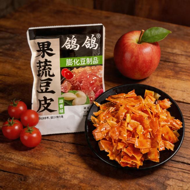 将鸽鸽果蔬豆皮零食和做好的豆皮成品放入复古风格木质桌面场景，用新鲜的苹果、西红柿作为点缀，整体复古色调，产品突出，适合电商商品展示预览效果