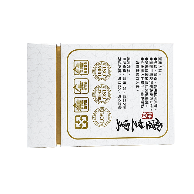 产品精修, 产品置于纯白背景上, 专业商业棚拍光, 5500K标准中性白光, 轮廓光, 体积光, 曝光正确, 强烈真实立体感, 还原真实物理色彩, 消除灰暗感和偏色, 净化杂乱倒影、脏反射、环境色污染和黑块反射；金属重建干净棚拍高光条带，透明材质保留真实折射与透明层次, 接地处保留干净浅淡的自然接触阴影, 严禁大片投影、脏灰阴影和悬浮感, 主体居中, 商品完整入画不裁切, 商品外轮廓视觉体量约画面60%-80%, 四边均匀留白约10%-20%, 严禁满幅铺满与贴边顶满, 极致超清画质, 细节清晰锐利, 4K分辨率, 商业级实拍质感, 保留原图真实材质与结构细节, 3d渲染, 明显提升商品表面洁净度, 清理灰尘、污渍、指纹、油污、胶痕和霉点, 让表面从脏旧发闷变为干净可售卖状态, 修复划痕、磨损、掉漆、飞边毛刺和使用旧痕, 翻新为干净商业新品感, 基于原图材质恢复纹理、颗粒、折射、高光、柔韧折痕、透明边线或工艺细节, 避免糊成塑料感, 锁定原图商品颜色, 颜色以输入图为唯一参考, 分段部件颜色边界按原图锁定, 锁定原图商品轮廓、件数、部件位置、连接关系、标签文字和可见功能细节, 只做精修不重绘结构, 瓶身、瓶盖、标签和外盒结构与原图一致, 瓶身文字与Logo零改写, 禁止改变瓶型、盖型或标签排版, 多文件按输入顺序逐张精修, 每张独立生成, 禁止只生成第一张或把多张合成一张, 棕色玻璃瓶身: 透明塑胶/亚克力/PC质感, 折射边线清晰, 透明层次自然, 金色金属瓶盖: 光面金属质感按原图锁定, 高光边线清晰, 反射干净但不过度镜面化, 纸质标签印刷面: 哑光/半哑光塑料质感, 柔和漫反射, 低高光, 正视图, 严格保持原图透视, 严禁扶正, 严禁镜像翻转, 比例1:1