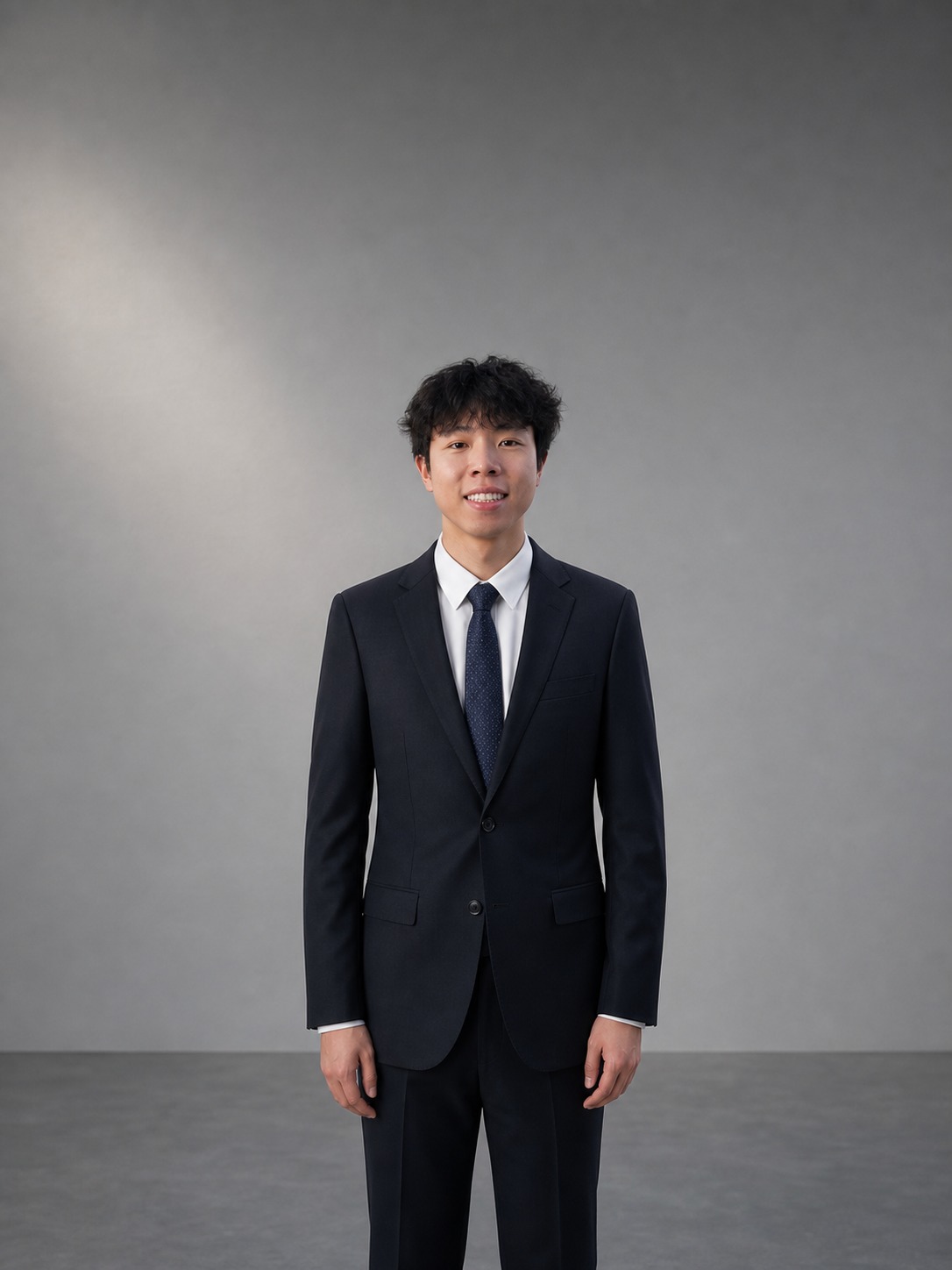 将图中人物的米色羽绒服换成深色商务西装套装（深色西装外套+西裤… - 图片创意预览