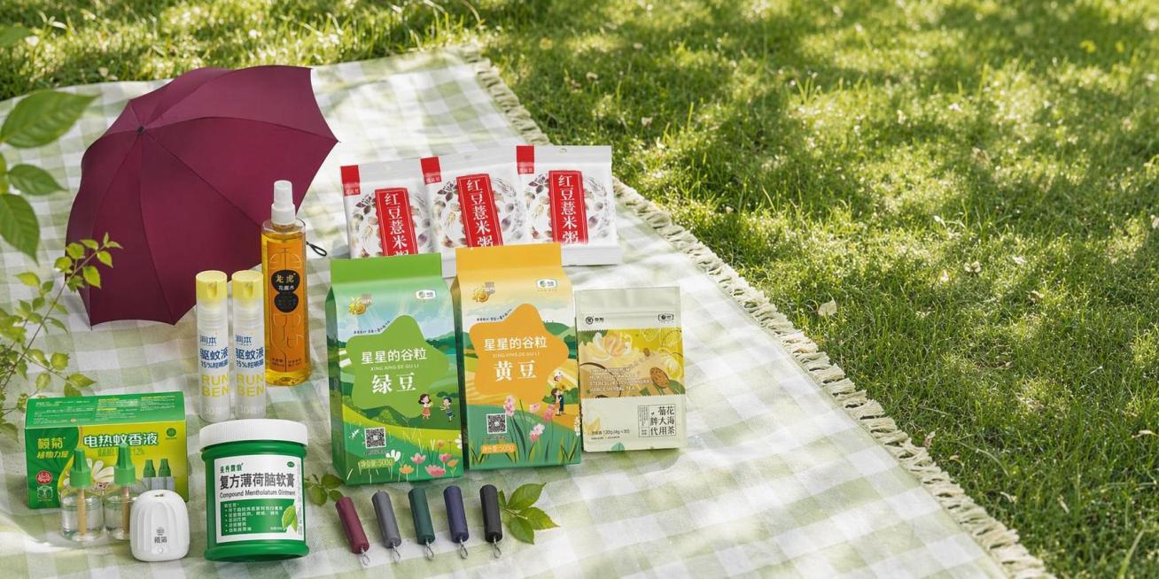 夏日户外野餐场景摄影。
主体：雨伞、驱蚊液、花露水、药膏、杂粮食品、代用茶严格参照上传产品图，完整保留所有产品组件、轮廓、结构、比例、材质、颜色与产品本体文字信息，清除产品外多余营销信息。所有产品放置预览效果
