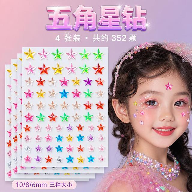 1:1正方形电商主图，马卡龙清新风，左右分栏布局。左侧55%展示4张雪白白卡五角星钻贴板整齐叠放，板上为五角星亚克力刻面钻，颜色鲜亮（黄、粉、蓝、绿、红、紫、透明白），10mm大钻12颗、8mm中钻28颗、6mm小钻48颗，严格还原真实产品，白卡雪白不发黄；右侧45%为女童脸部特写效果图，额头和脸颊贴着真实尺寸的五角星钻（0.8cm+0.5cm比例真实），活泼舞台妆，笑容明亮。顶部居中主标题"五角星钻"水晶通透大字粉紫渐变，副标题"4 张装・共约 352 颗"白色纤细字；左下角小标签"10/8/6mm 三种大小"。整体活泼童趣，背景为浅裸粉到灰紫色哑光渐变，低饱和不花哨，钻面有明亮星芒高光和彩虹折射，亚克力材质通透莹润。