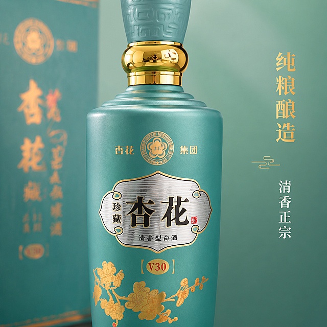 [主图-2] 重新生成杏花V30白酒细节亮点展示图，提高整体亮度
[氛围风格] 高端质感，国风典雅，明亮通透，突出产品细节
[画质] 商业摄影质感、光线充足明亮、产品清晰真实、画面干净高级
[元素] 特写展示白酒瓶身的金色杏花雕花和银底烫金品牌标签，包装盒整体在背景虚化衬托。保持瓶身标签、雕花外观（即物理结构、材质质感、颜色）与输入产品图绝对一致，杜绝任何变形和色差，精细化处理。主体细节占比约75%，背景为简洁浅青绿色渐变，突出雕花和文字纹理，画面满屏无边框
[光影] 整体亮度比原片提高，侧光均匀打亮瓶身磨砂和金色雕花肌理，明暗对比清晰，金色细节纹理明亮通透
[配色] 主色调瓶身青绿色、金色雕花，背景浅青绿色，对比清晰明亮
[视角构图] 特写平视视角，景深较浅，突出标签和雕花细节
[文字版式] 右侧竖排标注"纯粮酿造"金色小字，下方标注"清香正宗"浅色小字，文字不遮挡主体细节，清晰可读
[比例分辨率] 1:1比例，4K分辨率；文字清晰锐利，超高清
[负向提示词] 变形，文字错乱，产品图模糊，背景杂乱，水印，电商平台Logo，绝对化违禁词，偏暗，曝光不足