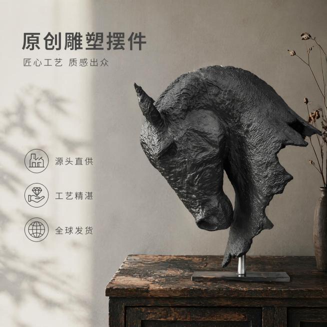 [单张主图] 商品为金属犀牛牛头艺术雕塑摆件，走高级氛围感主图路线，目标是突出产品质感、艺术感与源头供应优势。保持产品外观、物理结构、材质纹理、黑色哑光质感与输入产品图绝对一致，杜绝任何变形和色差，精预览效果