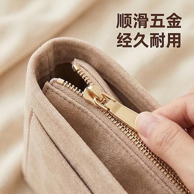蔻驰MOLLIE托特包内胆包，主图主题：金属拉链顺滑耐用细节，氛围风格：舒适简约 家居治愈，画面元素：特写金色金属拉链头和拉链齿，展示顺滑开合效果，内胆浅奶茶绒面背景衬托，柔和光线凸显金属质感，背景全屏无边框。配色色系：金色拉链提亮，浅奶茶绒面衬托，浅米背景。视角构图：微距特写拉链细节。文字版式：主标题"顺滑五金 经久耐用"，右上角排版，深棕色字体不遮挡细节。