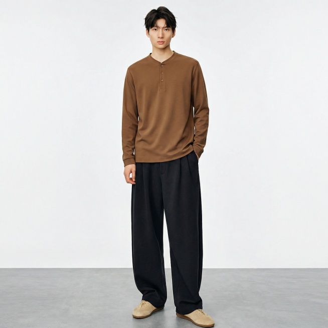 服装贴合：将挂牌图穿到模特身上。衣服完全贴合模特身形，无违和感，保留白底图衣服原有版型 
场景：灰色地面与白色背景，光线自然，背景简洁
画质要求：写实，8k，高细节，对焦清晰，光线自然，无变形预览效果