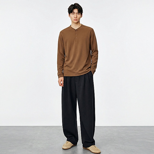 服装贴合：将挂牌图穿到模特身上。衣服完全贴合模特身形，无违和感，保留白底图衣服原有版型 
场景：灰色地面与白色背景，光线自然，背景简洁
画质要求：写实，8k，高细节，对焦清晰，光线自然，无变形