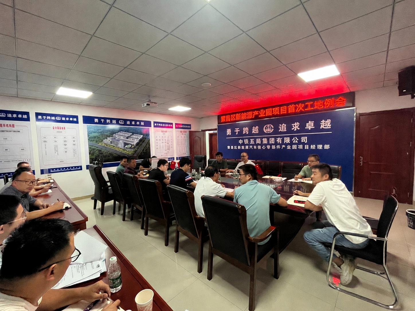将图片中红圈标注的穿黑色短袖男子的脸部，替换为第二张证件照中戴… - 图片创意预览