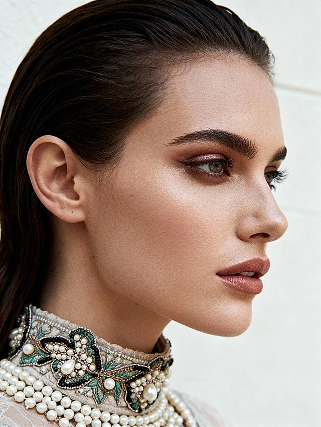 生成一张类似角度的外国女性模特图