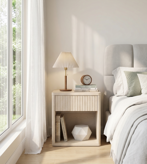 参考图中的床头柜放在画面中心，放置在明亮卧室床边的窗边，搭配软包床和美式风格床品，左侧有白色纱帘，窗外绿植透入柔和自然光，暖调光影，阳光洒入形成明暗对比，体现床头柜波浪纹凹凸起伏的立体感，北欧小清新风预览效果