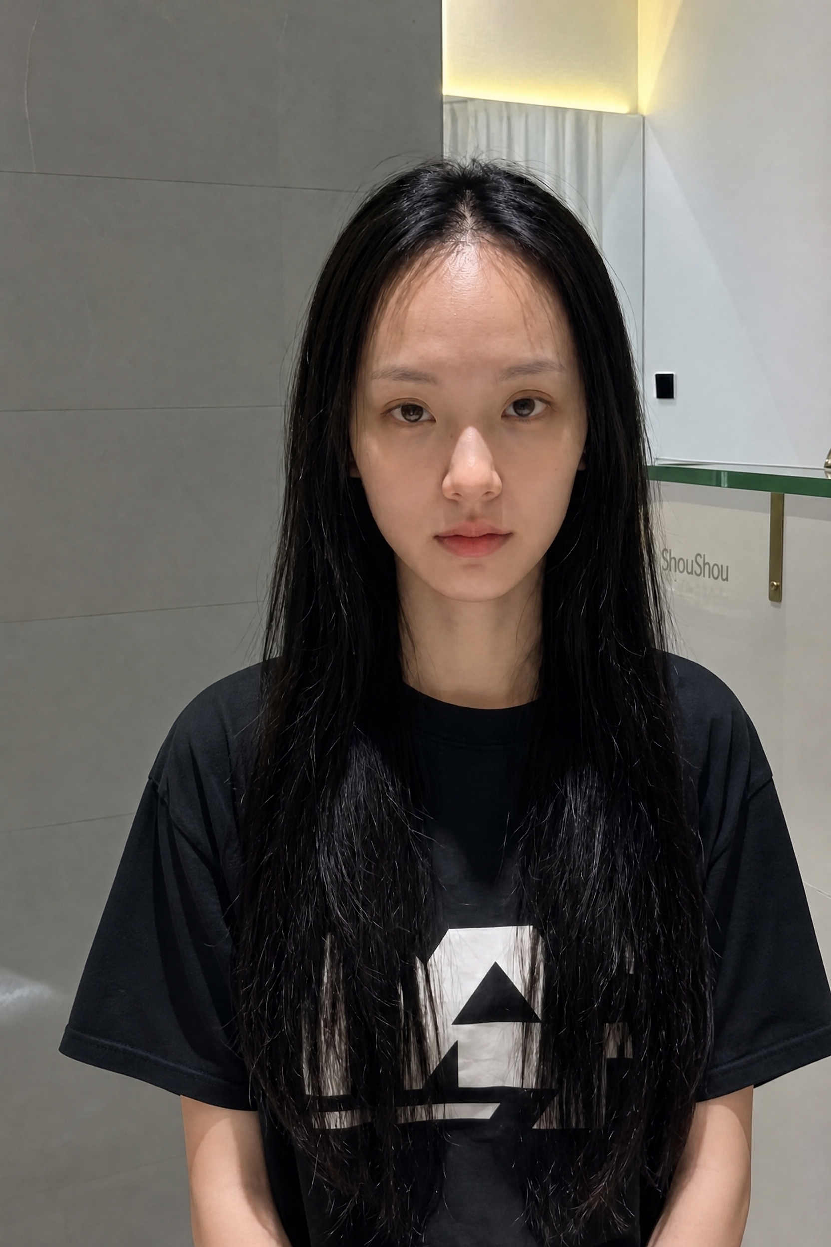 将图片沿中间竖线裁剪，只保留左侧黑色长发人物的部分，保留原始背… - 图片创意预览