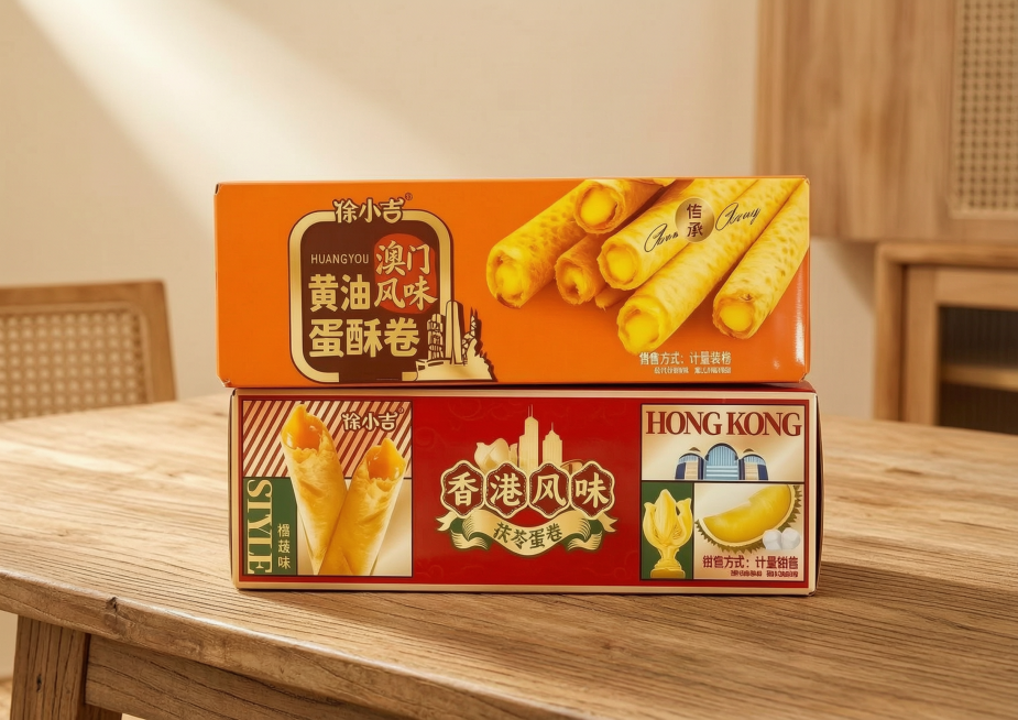 将这两款徐小吉蛋酥卷产品更换到温馨舒适的木质餐桌上展示，搭配清新自然木纹和柔和光线，保持产品包装和文字清晰不变预览效果