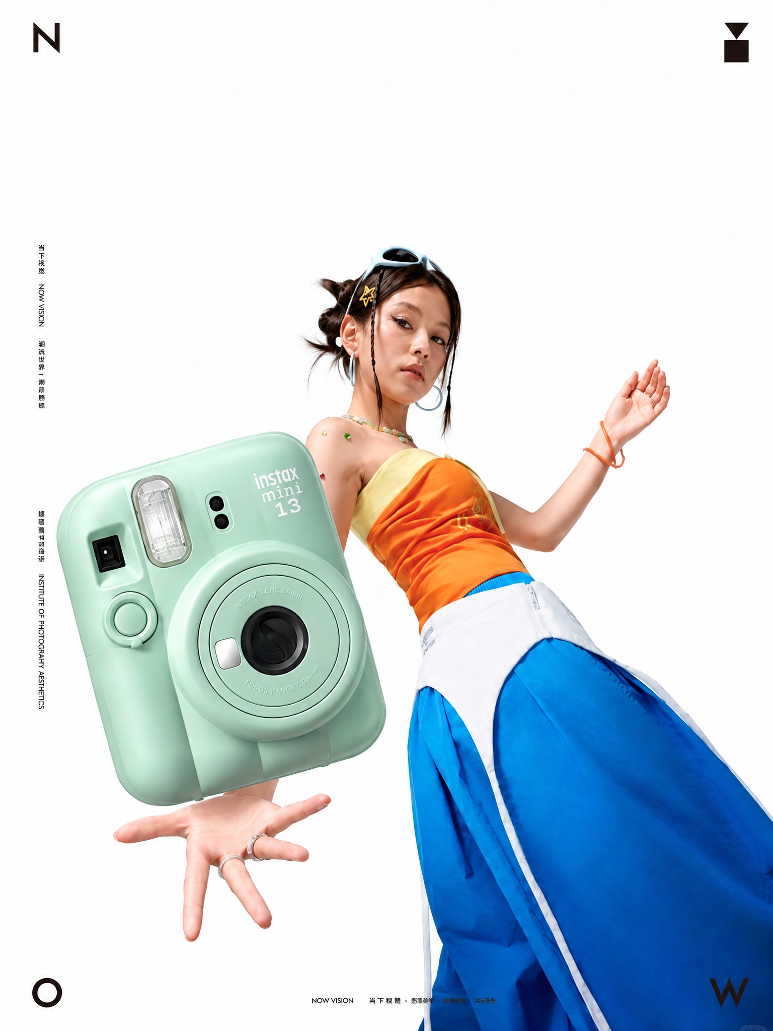 将图中手掌上方悬浮的薄荷绿色instax mini13拍立得相… - 图片创意预览