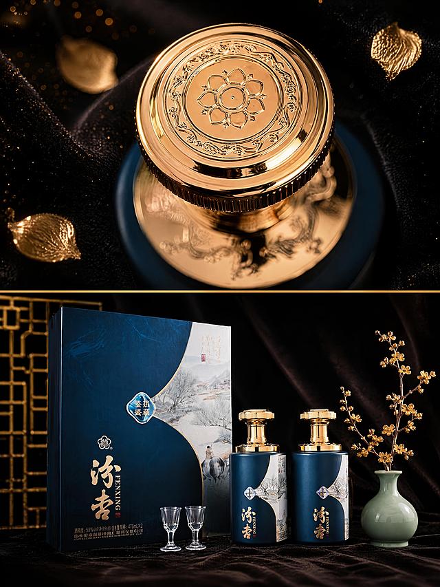 [第6张] 详情页细节特写页-汾杏清雅鉴藏白酒瓶盖雕花+礼盒全家福双拼，背景场景全面升级。本张使用【图6】作为产品主体。
[氛围/风格] 高端珠宝级细节质感，深色丝绒背景，微距特写，奢华感强烈。
[元素布局] 画面上下分两部分：上半部分为金色瓶盖微距特写，瓶盖顶部有精美的莲花浮雕花纹，雕花细节清晰可见，金色质感强烈如珠宝般璀璨。保持瓶盖外观与输入产品图完全一致。瓶盖放置在深色丝绒布上，周围有散落的金色花瓣和微弱的金色粒子。下半部分为礼盒全家福展示：左侧汾杏白酒礼盒，右侧两瓶深蓝色汾杏白酒并排，前方两只透明玻璃酒杯，右侧有汝窑青瓷小花瓶插一枝金色腊梅装饰，背景左侧有中式描金屏风。保持礼盒、酒瓶、酒杯外观与输入产品图完全一致。背景为深色丝绒质感，上下两部分之间有金色细线条分隔。
[光影质感] 上半部分多光源侧光打亮瓶盖顶部，金色雕花有强烈的珠宝级金属光泽和立体感，花纹凹陷处有自然深邃的阴影，细节丰富如微距珠宝摄影；下半部分暖金色主光柔和打亮产品组合，金色装饰有温暖高光，丝绒背景有柔和的光影变化；整体光线精致高级，质感强烈。
[配色色系] 全局底色 深黑丝绒色；主色璀璨金色+藏蓝；辅助色汝窑青、腊梅金。
[视角构图] 上下分栏构图，上半部分俯视微距，下半部分平视场景；阅读动线从上至下。
[文字版式] 本张以产品视觉展示为主，文字较少，保持原图信息不变。画面整体无额外大标题，突出产品细节质感和奢华感。
[比例分辨率] 3:4 竖版比例，4K 分辨率，文字清晰可辨，高清画质。
[负向提示词] 变形，水印，文字错乱，文字过小，缺件错件，结构错误，颜色偏差，包装文字错乱，产品图模糊，背景杂乱。