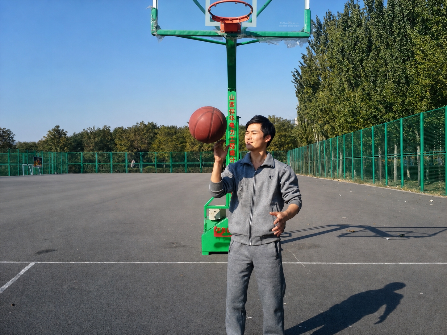 基于原始照片分析真实色彩与清晰度，精确准确还原这张篮球场照片的… - 图片创意预览