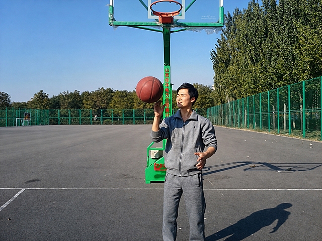 基于原始照片分析真实色彩与清晰度，精确准确还原这张篮球场照片的人物面部细节、服装纹理、环境细节和面部表情，人物五官身形不走形，还原真实自然的色彩，大幅提升整体清晰度，保持原构图、人物姿势、背景环境完全一致，2K高清画质，照片级真实质感
