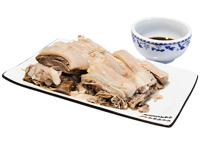 产品精修, 产品置于纯白背景上, 专业商业棚拍光, 5500K标准中性白光, 轮廓光, 体积光, 曝光正确, 强烈真实立体感, 接地处保留干净浅淡的自然接触阴影, 严禁大片投影、脏灰阴影和悬浮感, 主体居中, 商品完整入画不裁切, 商品外轮廓视觉体量约画面60%-80%, 四边均匀留白约10%-20%, 严禁满幅铺满与贴边顶满, 极致超清画质, 细节清晰锐利, 4K分辨率, 商业级实拍质感, 保留原图真实材质与结构细节, 清除右下角"小红书"水印文字与杂色, 锁定原图商品颜色, 颜色以输入图为唯一参考, 分段部件颜色边界按原图锁定, 锁定原图商品轮廓、件数、部件位置、连接关系和可见功能细节, 只做精修不重绘结构, 保持原图数量、大小、切面、摆放关系和自然形态, 羊肉纹理不改变, 禁止凭空增减、过度规整或改变食材种类, 白瓷盘: 陶瓷质感, 莹润瓷面, 保持右下角文字完整清晰, 蘸料碗保持蓝花白瓷完整, 前侧视图, 标准透视校正, 正常透视焦段, 保持同类机位, 比例4:3