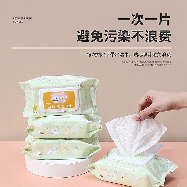 将图片调整为1:1正方形比例，保持原图的产品、文字、背景风格和布局完整不变，画面居中构图，宠物湿巾产品清晰完整，文字清晰可读，整体色调和光影与原图一致