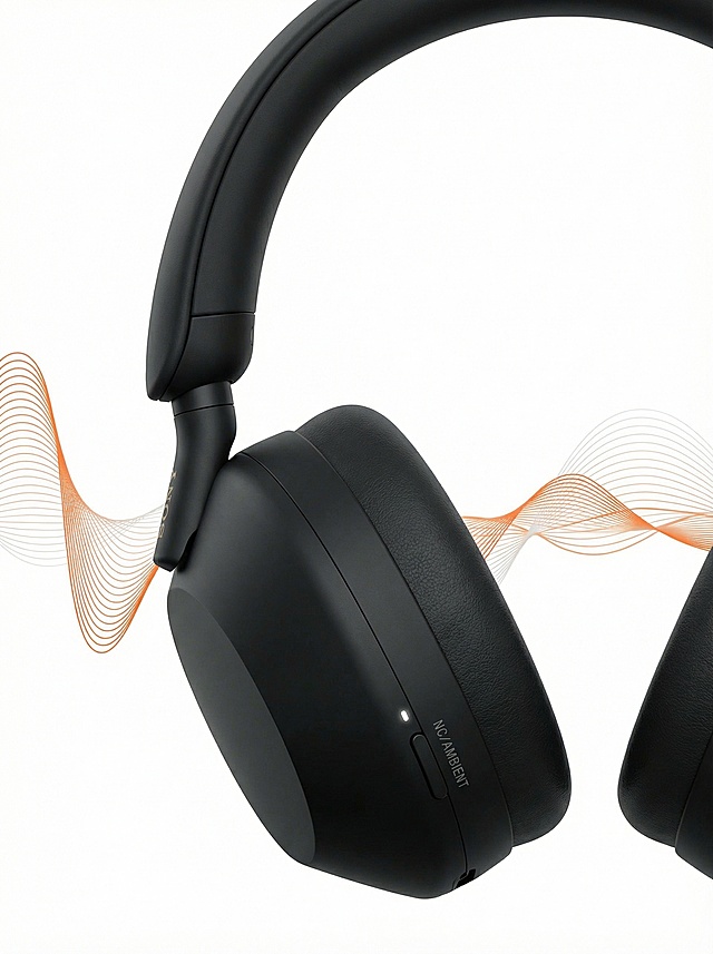 专业产品摄影，黑色WH-1000XM5头戴式降噪耳机，侧视角度，哑光黑机身，细腻皮革耳罩，NC/AMBIENT按键与指示灯清晰可见，背景为纯白色，两侧有橙色与白色的声波波形线条，极简科技风，8K，高细节，商业广告质感，柔和侧光，无阴影，干净利落