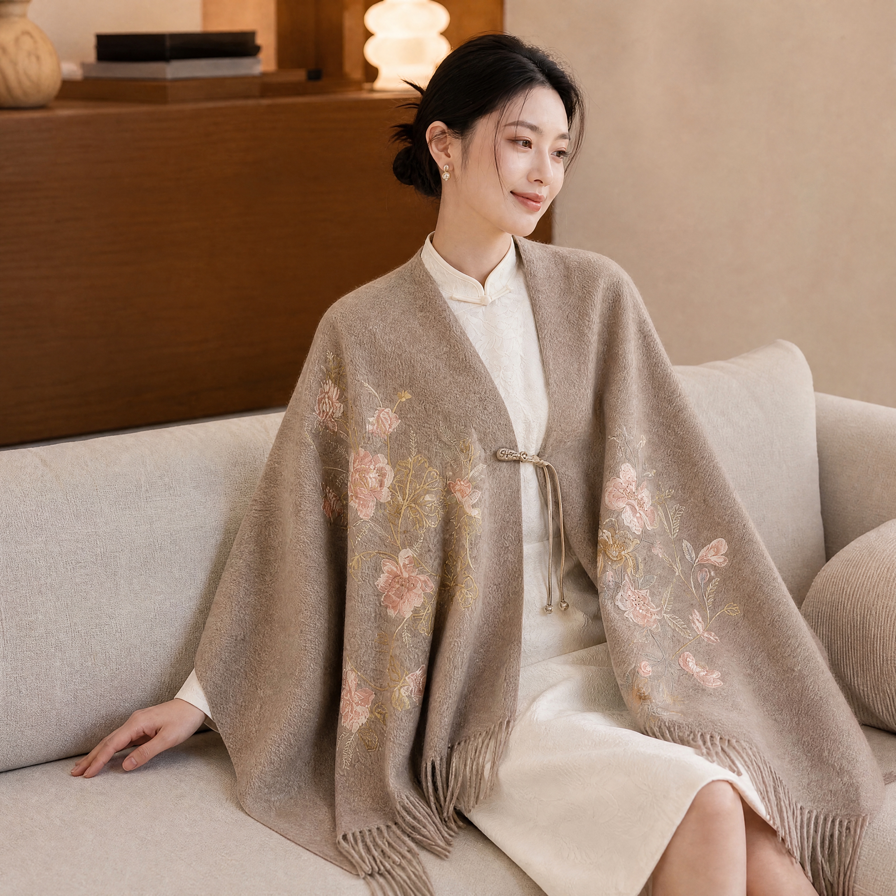 专业电商丝巾商品摄影，东亚女性模特，女模特身穿米白色连衣裙，模… - 图片创意预览