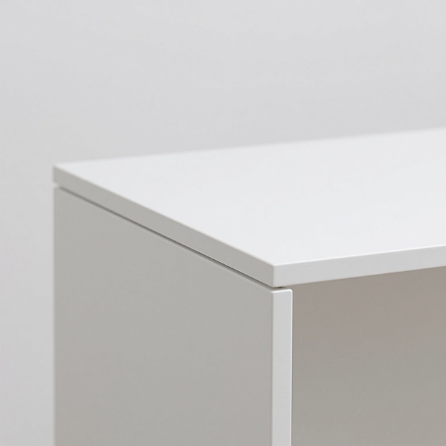 一张极简风格的白色台面，台面干净整洁，边缘线条流畅，采用简约的现代设计样式，整体配色简单干净，以白色为主色调，台面呈现出光滑的质感，背景为纯白色，突出台面的主体地位，符合简约、干净的设计理念。