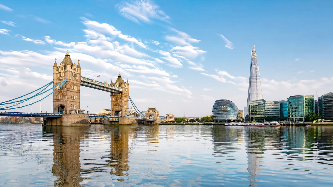 英国伦敦城市风景，包含泰晤士河上的标志性双塔桥和伦敦碎片大厦，16比9横版构图，具有现代设计感和高级审美，清晰明亮的城市风光，写实风格预览效果