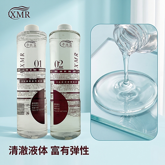 [主图-3] 冷烫烫发液通透质地展示；[氛围风格] 通透水润真实质感；[画质] 商业微距摄影质感，产品纹理清晰；[元素] 两瓶烫发液完整展示在画面中心，背景为干净的浅青蓝色渐变，一侧搭配微距特写：透明烫发液在玻璃片上自然流动，呈现清澈通透的液体质地，保持产品原有外观（物理结构、材质质感、颜色、标签文字和LOGO）与输入产品图绝对一致，杜绝任何变形和色差，精细化处理。整体采用画中画版式，特写圆角框放置在右侧，主产品放置在左侧，构图层次清晰；[光影] 柔和侧窗光，突出液体通透感和流动光泽，纹理清晰；[配色] 浅青蓝色背景突出产品本身色彩，干净通透；[视角构图] 平视构图，画中画分层布局，主次分明；[文字版式] 左上角LOGO，左下角主文案"清澈液体 富有弹性"，深酒红色粗体，与标签颜色呼应；[比例分辨率] 1:1比例，2k分辨率，文字清晰锐利，超高清；[负向提示词] 变形，水印，文字错乱，产品图模糊，背景杂乱，不得添加滋养修复等额外功效词，不得改变商品本体和文字LOGO