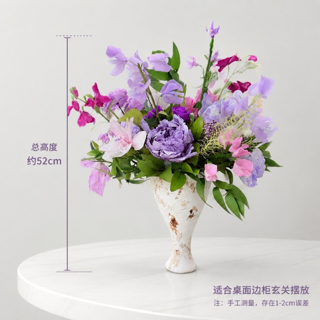 [主图-4] 永生花花束尺寸展示，适配场景参考。[氛围风格] 简约清晰，干净展示。[画质] 商业摄影质感，产品清晰真实，画面干净高级。[元素] 永生花花瓶整体摆放在浅白色餐桌面上，旁边标注出产品总高度预览效果
