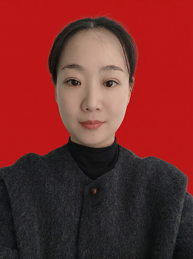 把照片背景改成红色证件照背景，人物头顶延伸一点背景，补充头顶的头发，其他地方保持不变