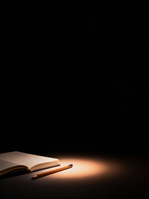 纯黑色背景（#000000）的极简手机屏保风格图像，比例3:4。画面左下角有一本微微打开的素色笔记本，旁边一支铅笔斜放，散发出极其柔和的暖光晕（光晕范围不超过画面1/4）。其余3/4区域为空旷深黑，无预览效果