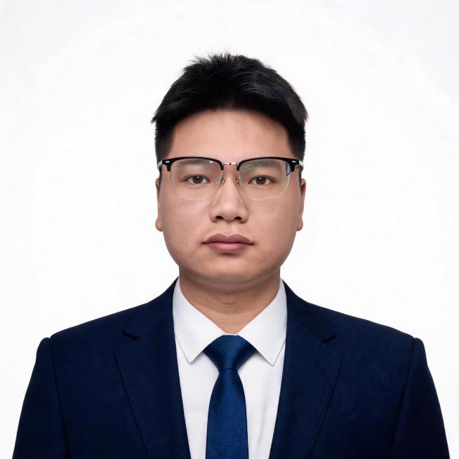 保留人物五官特征，换为标准商务证件照，藏青色西装外套，白色衬衫，深蓝色领带，纯白背景，正面胸像，专业布光，超写实高清预览效果