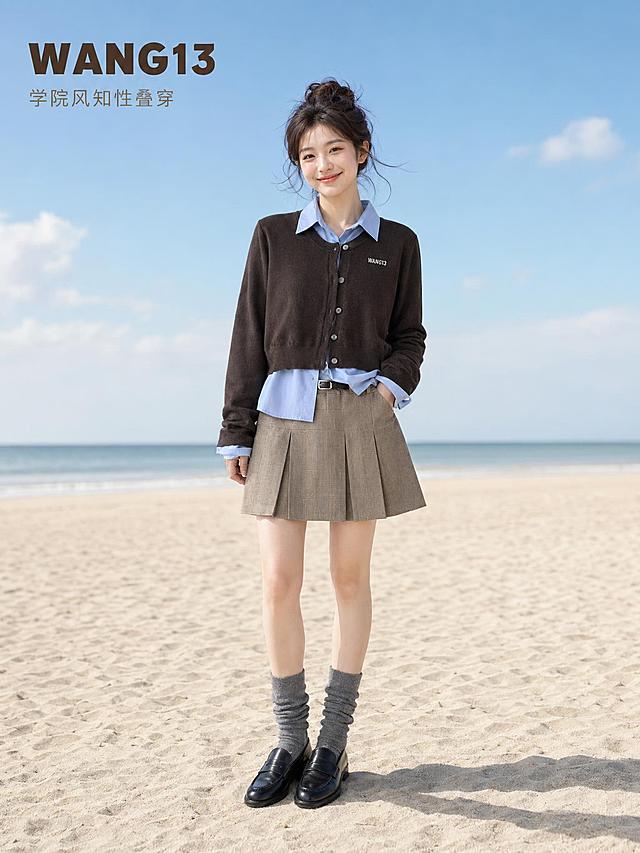 [主图 1] WANG13学院风女装知性叠穿穿搭首图；[氛围风格] 甜美复古融合风格，日常精致松弛感，清新阳光海滩氛围；[画质] 商业摄影质感、光线柔和通透、产品清晰真实、画面干净高级；[元素] 年轻亚洲女模特，身高165左右，皮肤白皙妆容精致，在海滩蓝天场景下，全身站立展示这套穿搭：内搭浅蓝色衬衫，外穿深棕色短款针织开衫，下装卡其色格纹百褶短裙，搭配灰色堆堆袜和黑色乐福鞋，整体俏皮减龄干净利落。保持服装颜色、材质质感、款式与输入产品图绝对一致，杜绝任何变形和色差，精细化处理。商品主体占比严格控制在 60%-80% 之间，画面满铺无边框；[光影] 白天柔和自然光从侧前方照射，主光均匀照亮人物服装，蓝天海滩反光作为辅光，高光不过曝，暗部有层次，整体氛围清新明亮；[配色] 主色调为深棕和浅蓝，辅助色为卡其灰黑，背景是浅蓝天空和浅米色海滩；[视角构图] 平视角度，模特全身位于画面中心，景深适中，前景是细腻沙滩，背景是干净蓝天，层次清晰；[文字版式] 左上角负空间左对齐，主标题 "WANG13" 深棕色粗体；副标题 "学院风知性叠穿" 浅棕色小字，均不遮挡主体；[比例分辨率] 3:4 比例，2k 分辨率，文字清晰可辨，超高清；[负向提示词] 变形，水印，文字错乱，产品图模糊，背景杂乱，色差