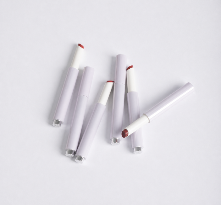 去除唇膏产品管身上的贴纸标签，保持产品本身的浅紫色外观和背景不变，修复去除后的区域和周围管身保持一致预览效果