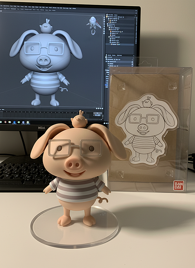 将这个图片制作成一个商业化1/7比例手办，风格写实，环境逼真。手办放置在电脑桌上，配有一个圆形透明亚克力底座，底座上没有文字。电脑屏幕上显示着手办的Zbrush建模过程。电脑屏幕旁边是一个万代风格的透明玩具盒，上面印有原始画作。