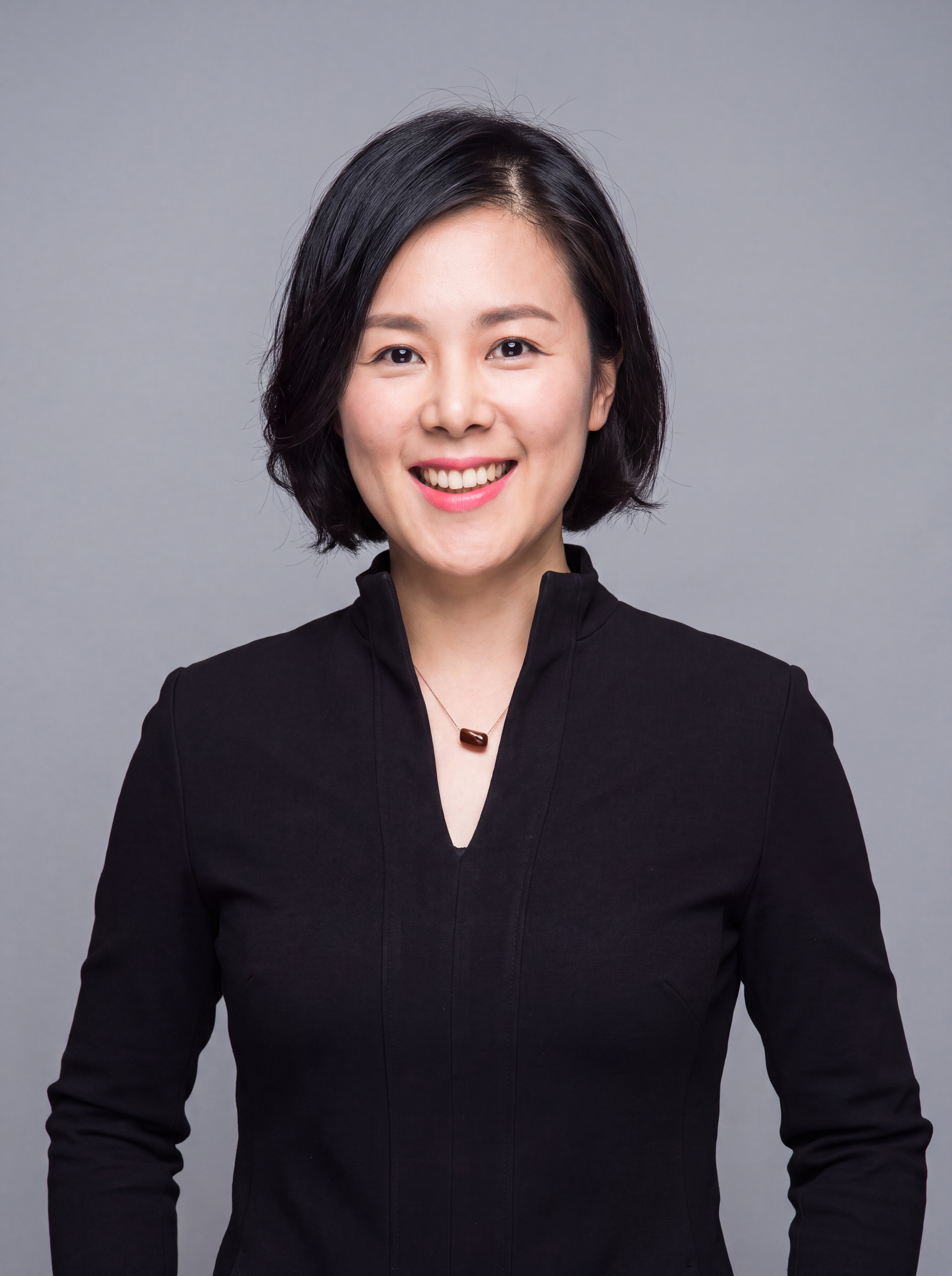 参考图中人物的脸型、五官、发型、面部特征完全保留不变，人物脸部… - 图片创意预览