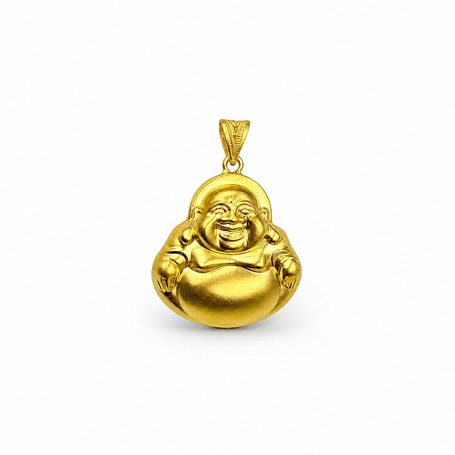 产品精修，产品置于纯白背景上，专业商业棚拍光，5500K标准中性白光，轮廓光，体积光，曝光正确，强烈真实立体感，接地处保留干净浅淡的自然接触阴影，严禁大片投影、脏灰阴影和悬浮感，主体居中，商品完整入画不裁切，商品外轮廓视觉体量约画面三分之一，四边均匀留白，严禁满幅铺满与贴边顶满，极致超清画质，细节清晰锐利，商业级实拍质感，保留原图真实材质与结构细节，提升商品洁净度和商业新品感，清除旧痕、灰暗、脏斑和不均匀色块，保留原图颜色分区、材质色相、结构和功能细节，整体色调为明亮的黄金黄色，锁定原图商品颜色，颜色以输入图为唯一参考，分段部件颜色边界按原图锁定，锁定原图商品轮廓、件数、部件位置、连接关系、标签文字和可见功能细节，只做精修不重绘结构，只保留原图可见首饰结构，锁定整体大小比例、吊坠尺寸、连接环、搭扣和小装饰件位置，保持吊坠的连接关系、上下比例和居中关系，禁止增加链段/搭扣/小元素、改变吊坠大小、重绘成其他款式，锁定扣件、挂饰等敏感细节的颜色、材质、形状、位置、数量和连接关系，去除非售卖主体杂物、临时垫块、包装垫、支撑块，严禁误删商品结构，高亮商业黄金金属质感，黑白高光分区明确，棚拍高光带和边缘亮线清晰，表面光洁，正视图，严格保持原图透视，严禁扶正，严禁镜像翻转，比例1:1