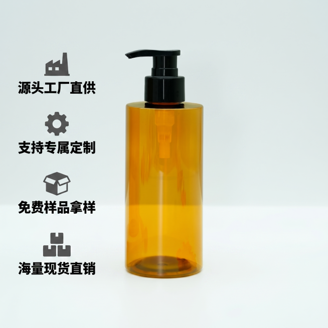 [主图 2] 洗护塑料瓶核心卖点展示。
[氛围风格] 简约商务风格，干净清爽，突出工厂实力；
[画质] 商业摄影质感、光线柔和通透、产品清晰真实、画面干净高级。
[元素] 琥珀色洗护塑料泵瓶放置在画面预览效果