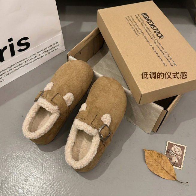 勃肯鞋原盒半开，鞋子斜放于盒外

盒盖内侧印有一句英文诗（如梭罗句子）

画面角落放置一枚干树叶或邮票做点缀
文案排版（盒盖诗句下方）：
“低调的仪式感”预览效果