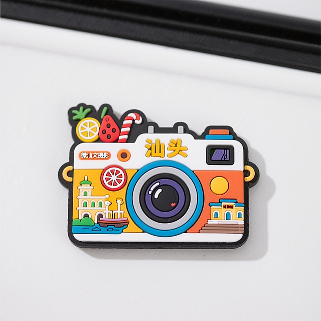 卡通相机插画，融入汕头地标与水果元素，轻拟物风设计，可爱感十足。