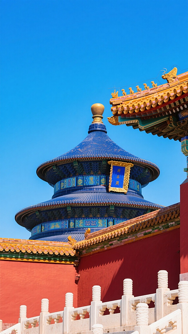 特写镜头，在一片澄澈无云的湛蓝天空下，超写实呈现故宫某角楼，那宏伟的蓝色琉璃瓦三重檐圆形攒尖顶熠熠生辉，金色宝顶在阳光下闪耀，朱红色墙体与蓝色屋顶对比鲜明，檐角精致金色龙纹及彩色琉璃瓦当细节毕现，前景汉白玉栏杆与红色宫墙清晰可见，整体色彩鲜艳饱满、光影清晰，尽显神圣肃穆且具干净现实风格的背景素材样态。