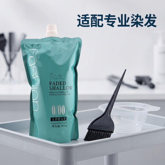 [主图-8] 多场景适用展示主图；[氛围风格] 简约高级，场景氛围感；[画质] 商业摄影质感，光线柔和通透，产品清晰真实，画面干净高级。[元素] 0/00褪浅膏产品放置在干净简洁的染发工具托盘上，旁边预览效果
