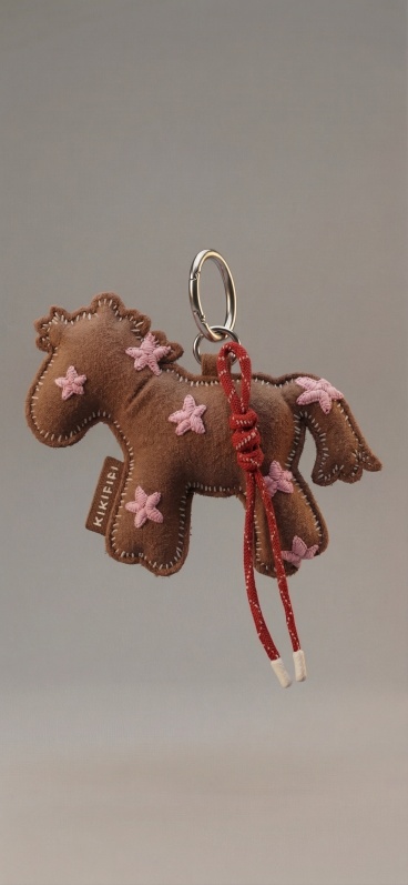 将材质改为布艺，粉色星星做成刺绣效果，呈现布艺的柔软质感和刺绣的立体纹理预览效果